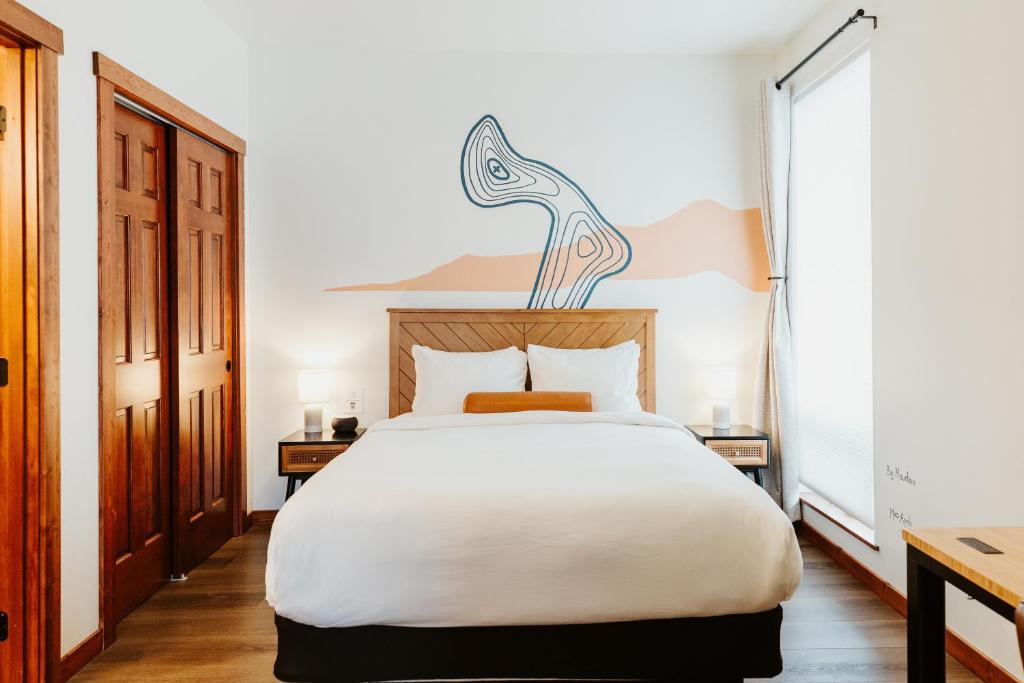 a bedroom with a large white bed in a room at Big Mountain Suite wIn-unit Washer and Dryer in Kalispell