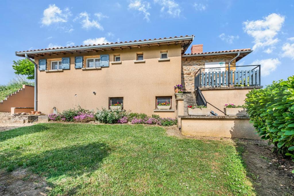 a house with a balcony and a yard at Chambres D'hôtes Des 17 Clochers - in Saint-Vérand