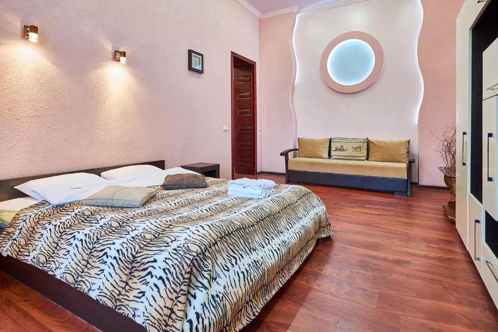 - une chambre avec un grand lit et un canapé dans l'établissement Home Hotel Apartments on Zoloti Vorota, à Kiev