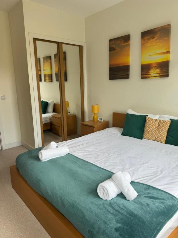a bedroom with a large bed with towels on it at 2Bedroom City Centre Cozy Flat in Cambridge