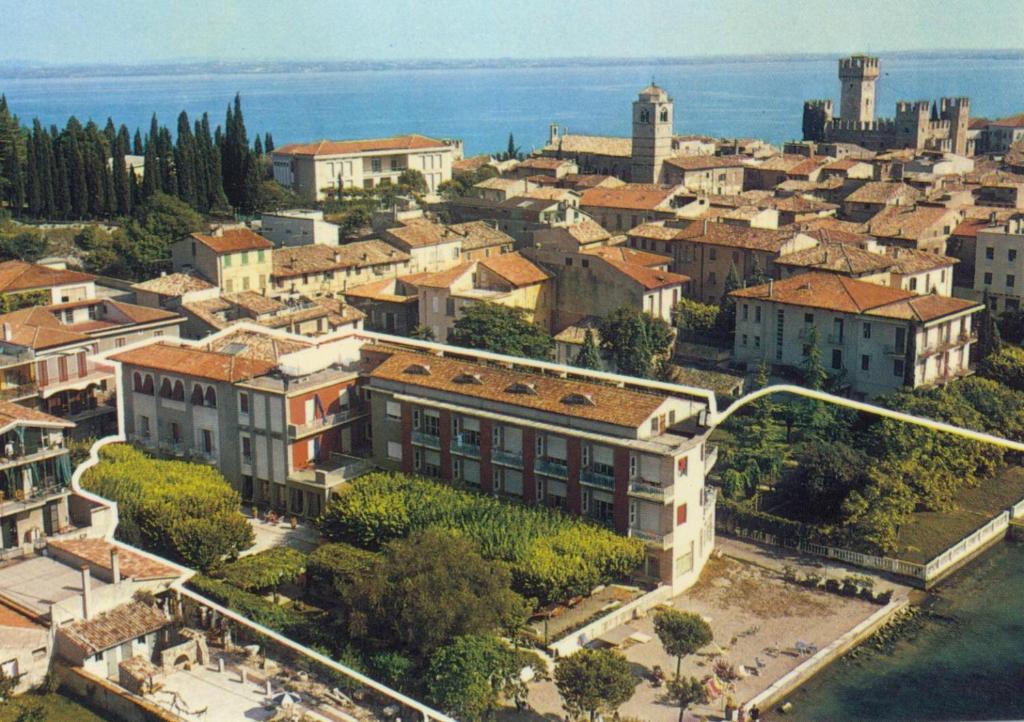 una vista aerea di una città con edifici e l'oceano di Hotel Giardino a Sirmione