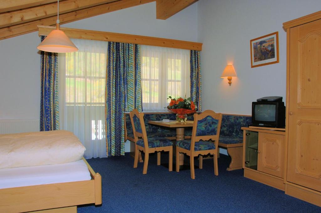 TV a/nebo společenská místnost v ubytování Hotel Camona & Apart Walserhof