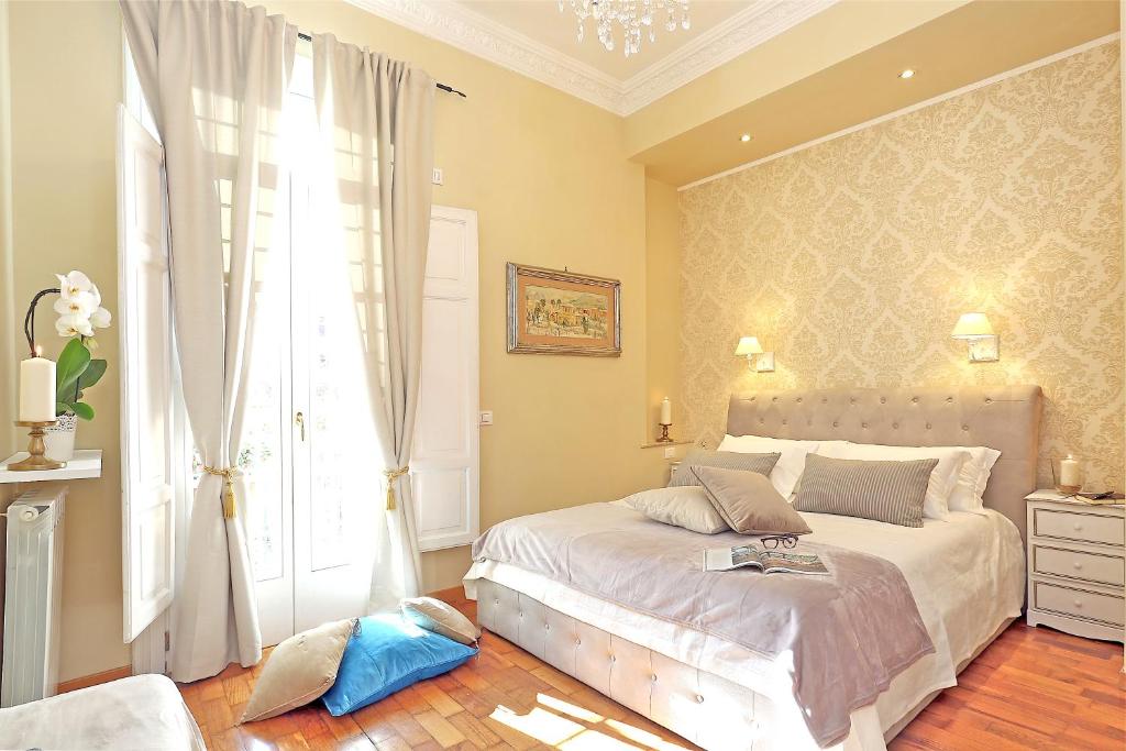 Un dormitorio con una cama grande y una ventana en Liberty Rome Suites - Liberty Collection, en Roma