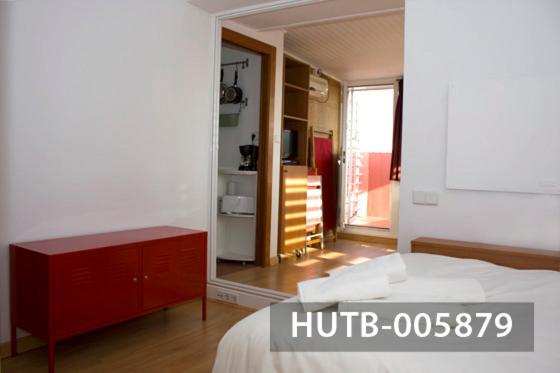 バルセロナにあるガート アパートメンツ グラシア IIのベッドルーム1室(ベッド1台、赤いドレッサー付)