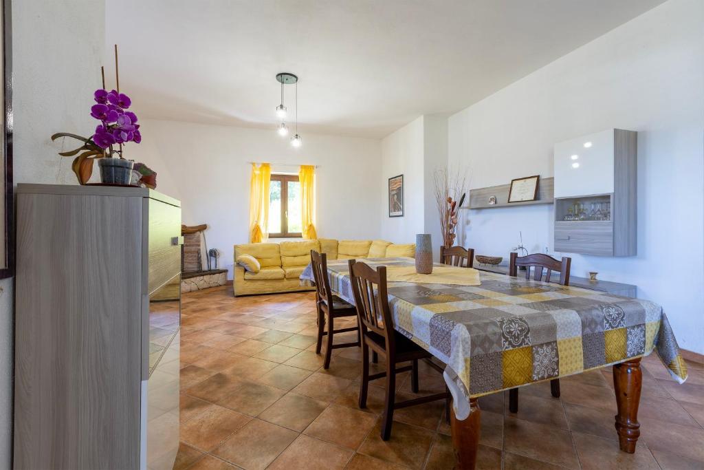 a kitchen and dining room with a table and chairs at Casa Orizzonte Anglona in Nulvi