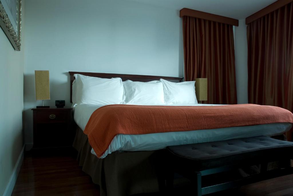 Postel nebo postele na pokoji v ubytování The Fritz Hotel