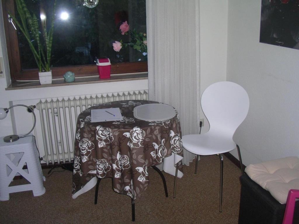 a room with a table and two chairs and a window at Tannhäuser b&b in Bad Dürrheim