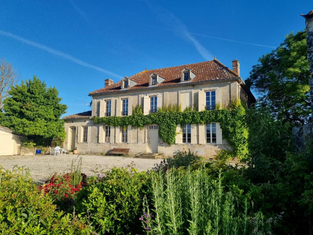 an old house with ivy on the side of it at Domaine de Chaunac in Chaunac