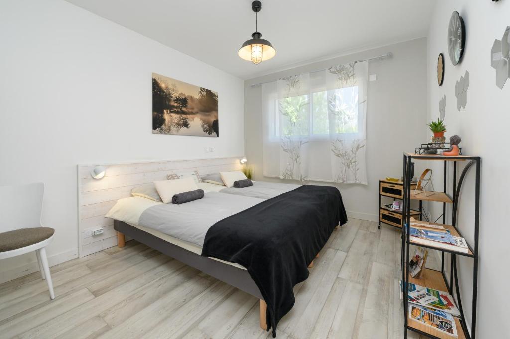 a bedroom with a large bed and a window at Chambre d'hôtes Spiren in Baden
