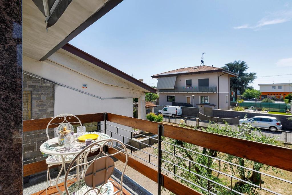 a balcony with a table and a view of a street at Villa Giusy in Verdellino