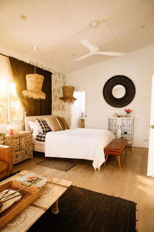 ein Schlafzimmer mit einem weißen Bett und einem Sofa in der Unterkunft Studio 34 - Nelson Bay in Nelson Bay