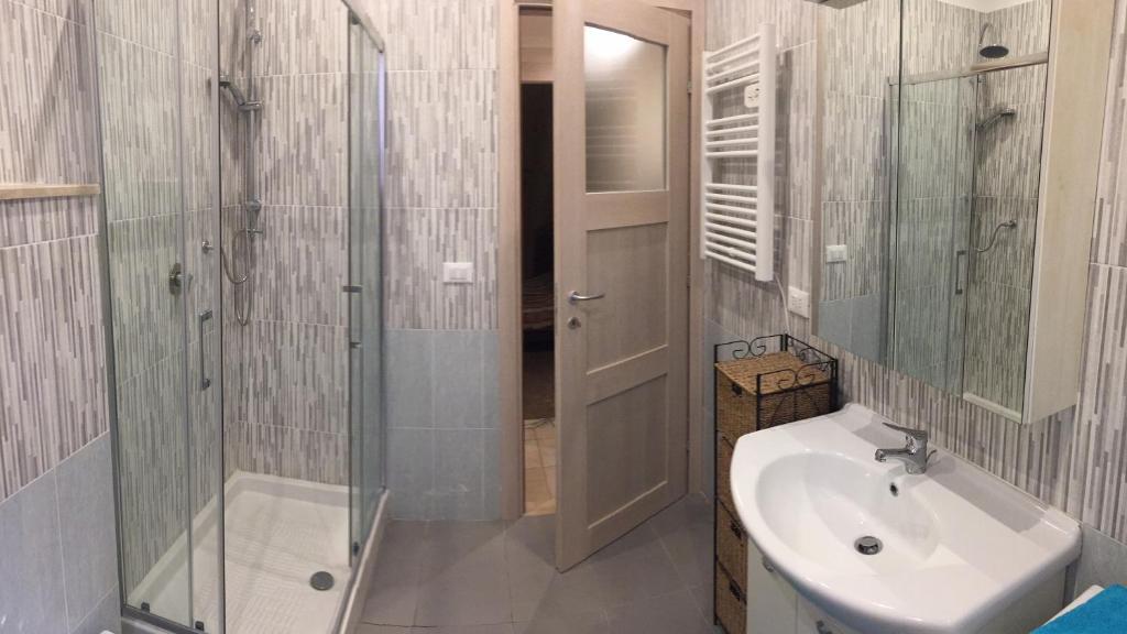 een badkamer met een wastafel, een douche en een toilet bij Lorenzo Magnifico Apartment in Rome