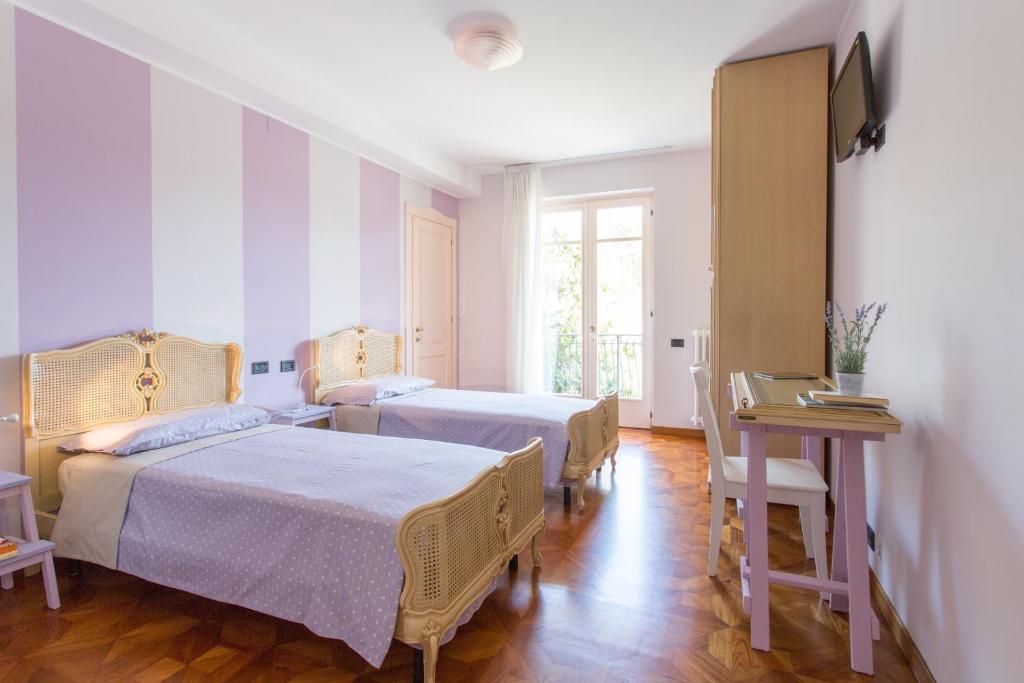 una camera ospedaliera con due letti e un tavolo di B&B A casa Di Lucio E Giuliana a Pineto