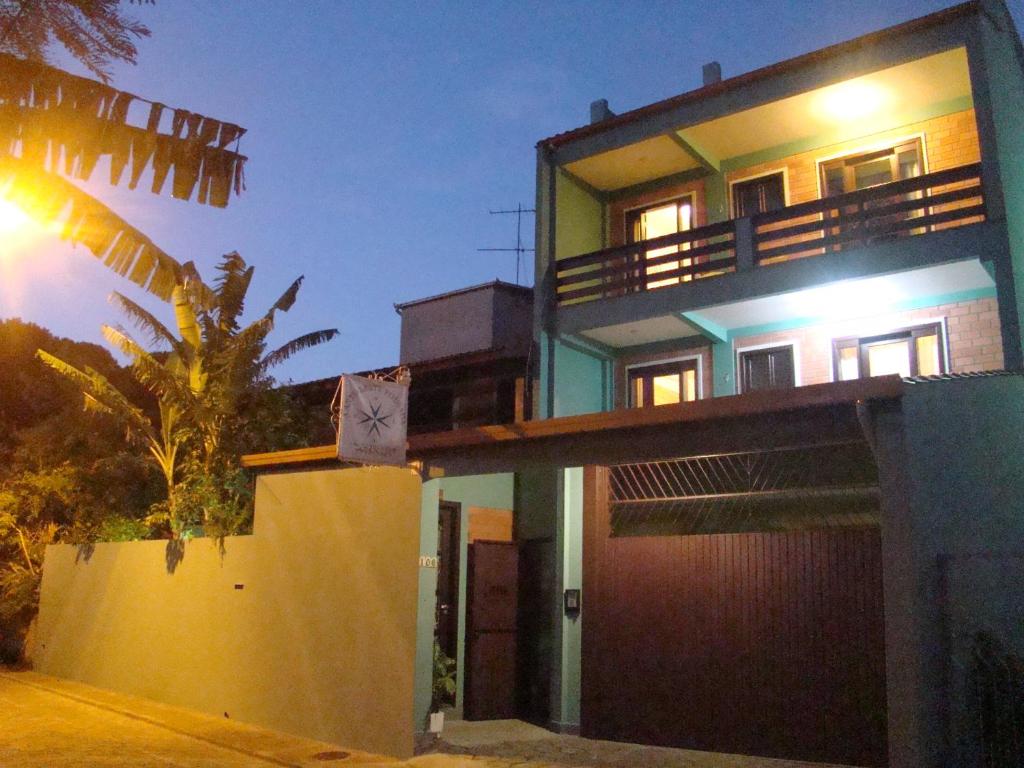 Canto Leste Pousada في فلوريانوبوليس: أمامه منزل به أضواء