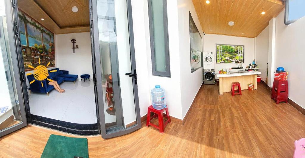 a room with a living room with a kitchen and a room with a table at Phước Hải Đẹp Homestay in Chợ Phước Hải