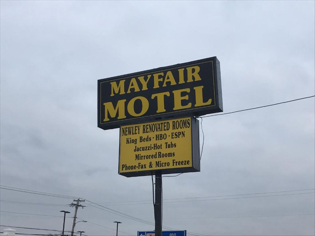 ein Schild für ein faires Motel an einer Stange in der Unterkunft Mayfair Motel in Cross Keys