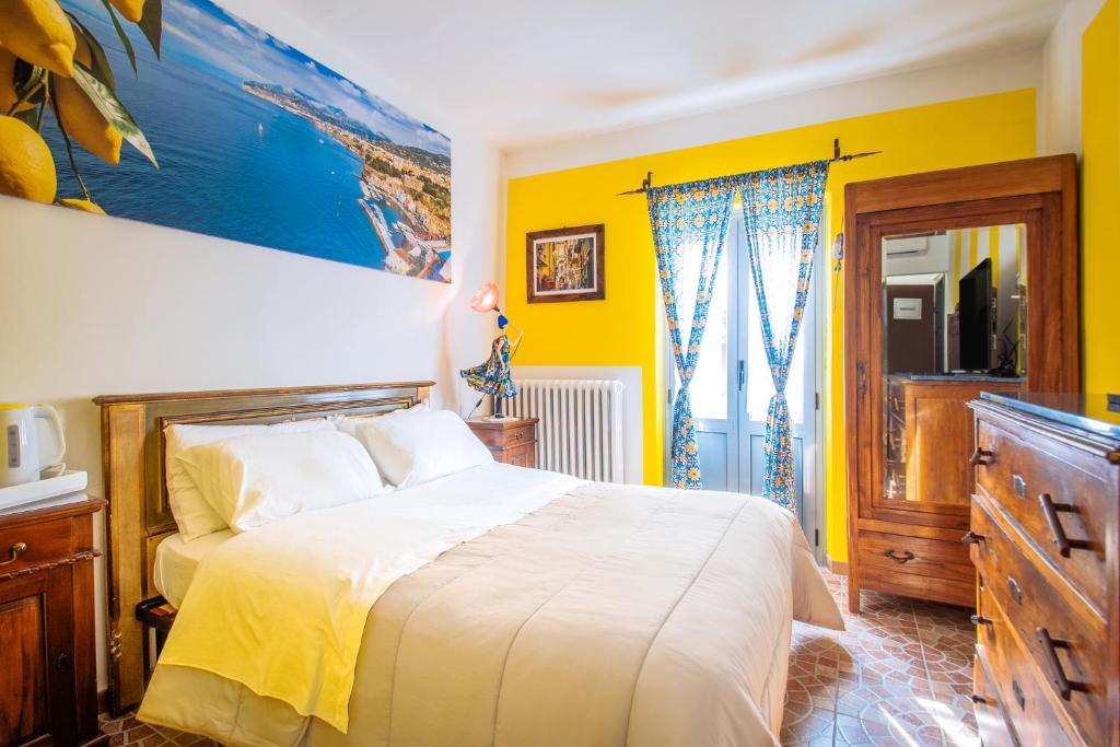 a bedroom with a bed and a painting on the wall at Le depandance de La Fabbrica dell'oro in Asti