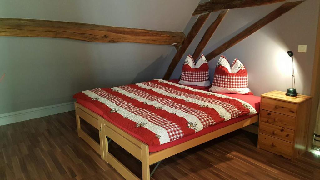 Postel nebo postele na pokoji v ubytování Jungbrunnen Orges