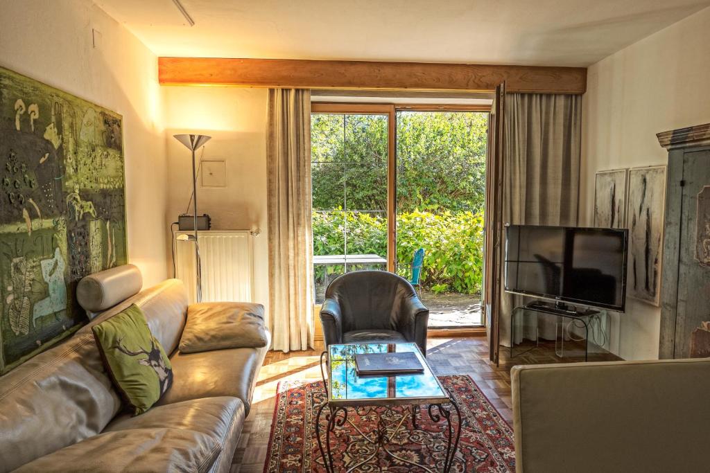 Televízia a/alebo spoločenská miestnosť v ubytovaní Appartements Greier