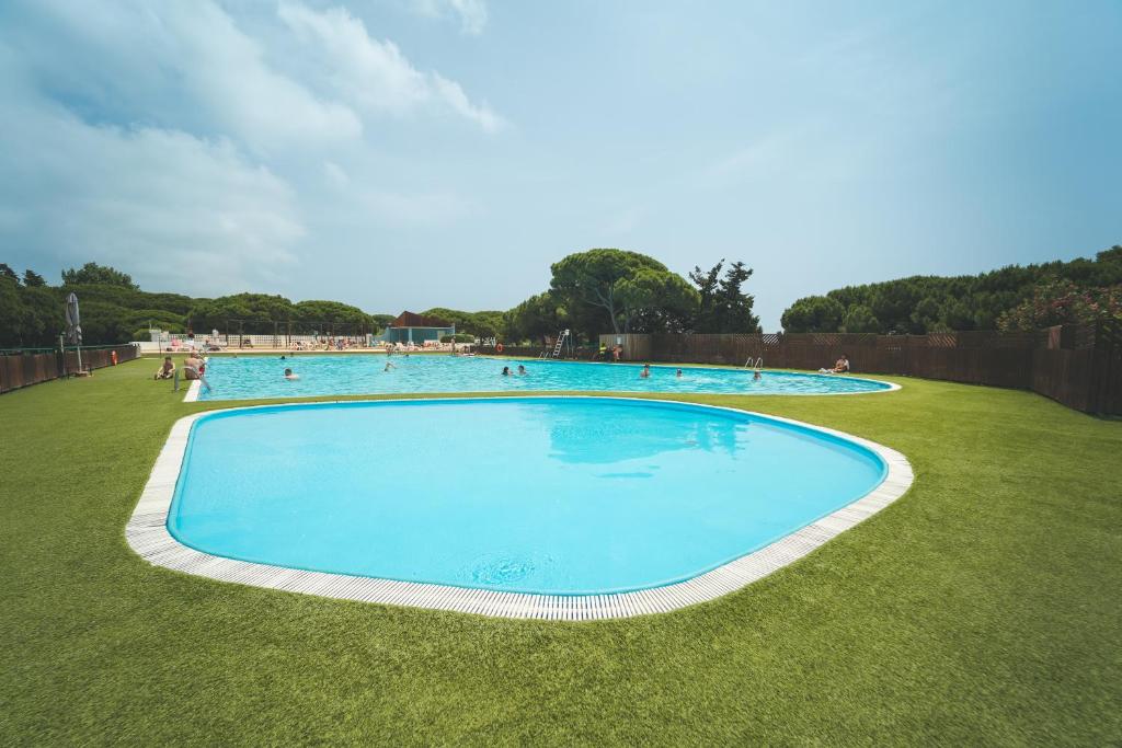 an overhead view of a large swimming pool at Tres Estrellas Barcelona by HolaCamp in Gavà
