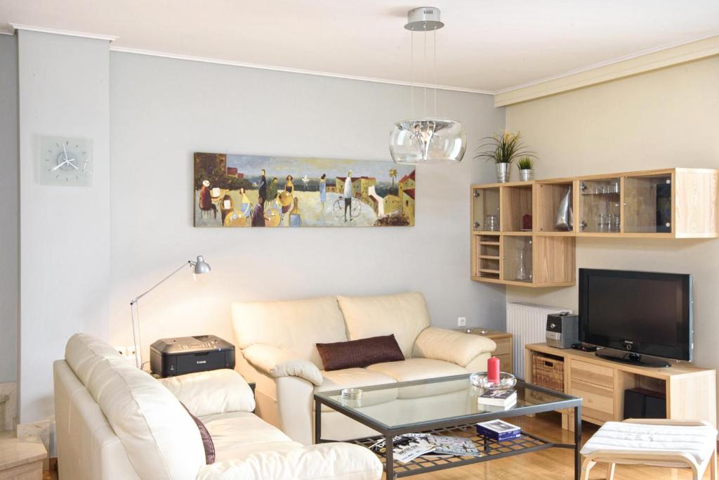Televízia a/alebo spoločenská miestnosť v ubytovaní Dimitris Home