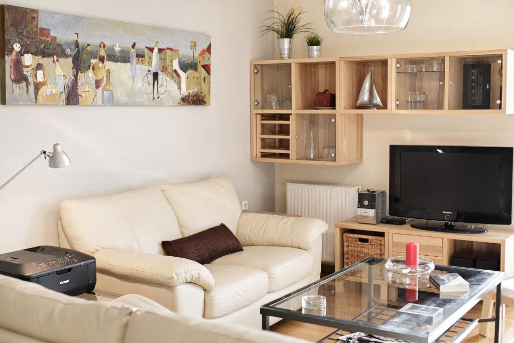 Televízia a/alebo spoločenská miestnosť v ubytovaní Dimitris Home