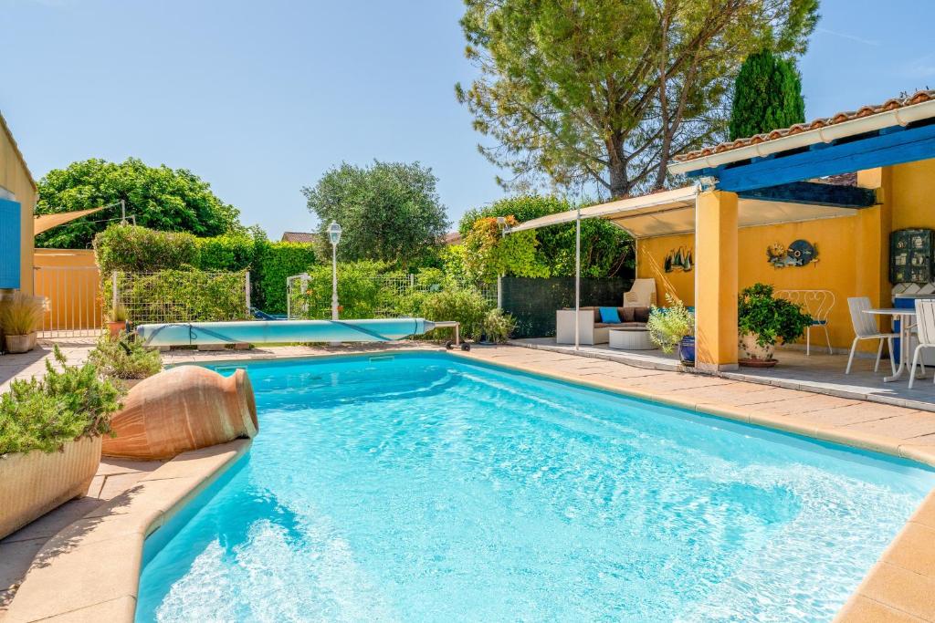 a swimming pool in the backyard of a house at Le Soleillant Havre De Paix in L'Isle-sur-la-Sorgue