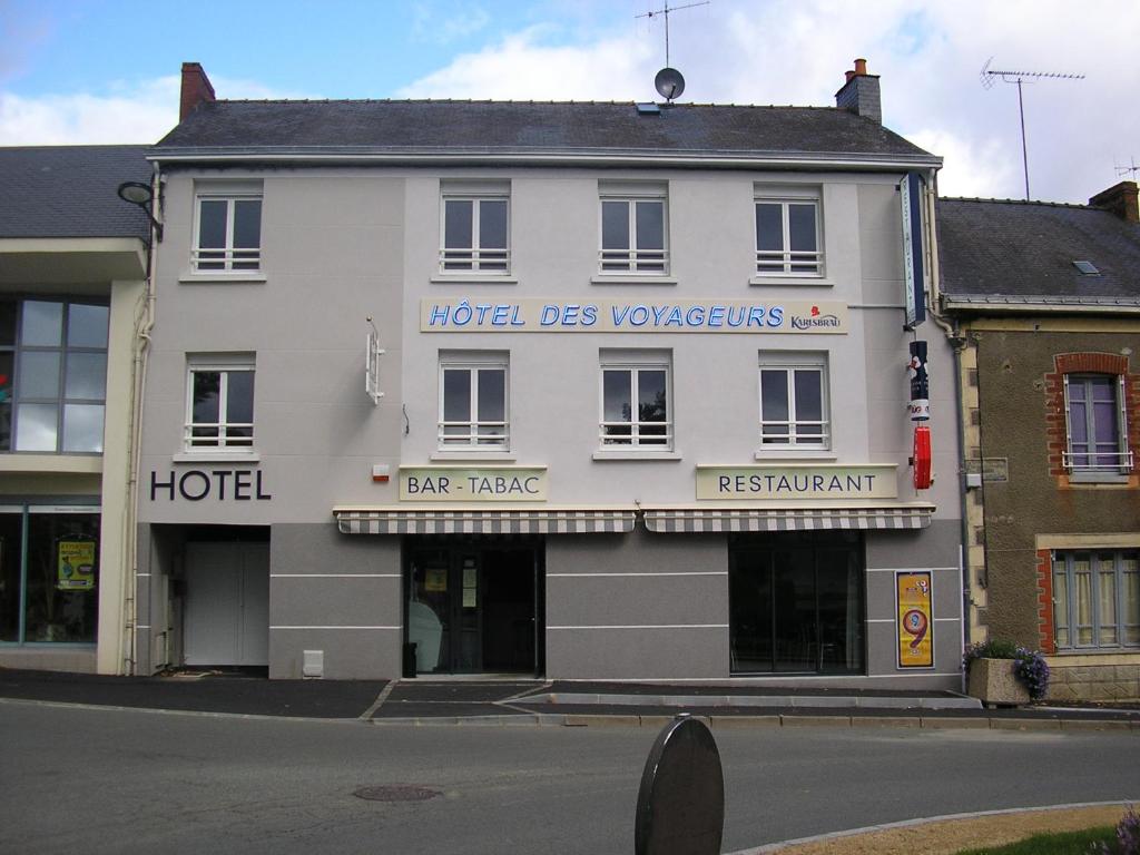 a hotel des vogel dwellings on a street at Hôtel des Voyageurs in Changé
