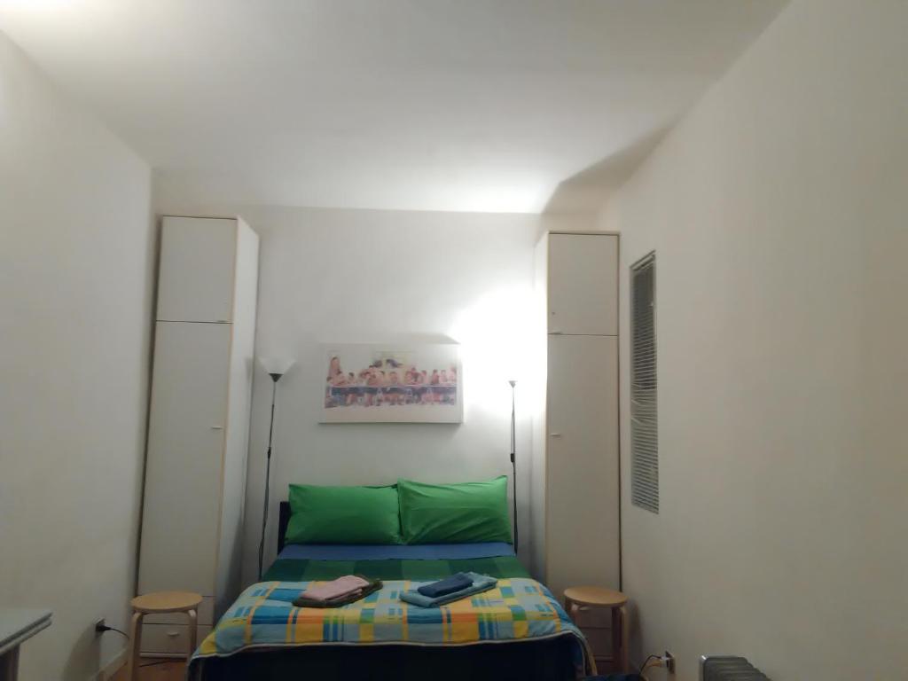 1 dormitorio con 1 cama verde y 2 sillas en Clear and Cheap, en Bari