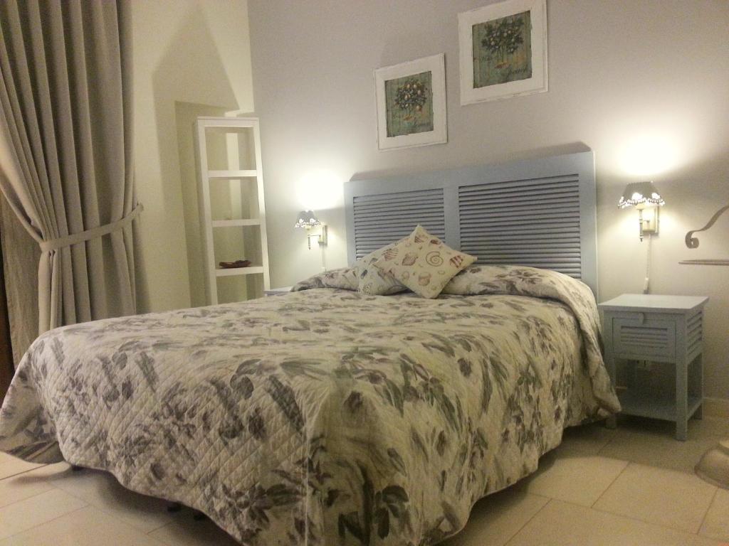 - une chambre avec un lit et une couette dans l'établissement B&B Torrente Antico, à Trani
