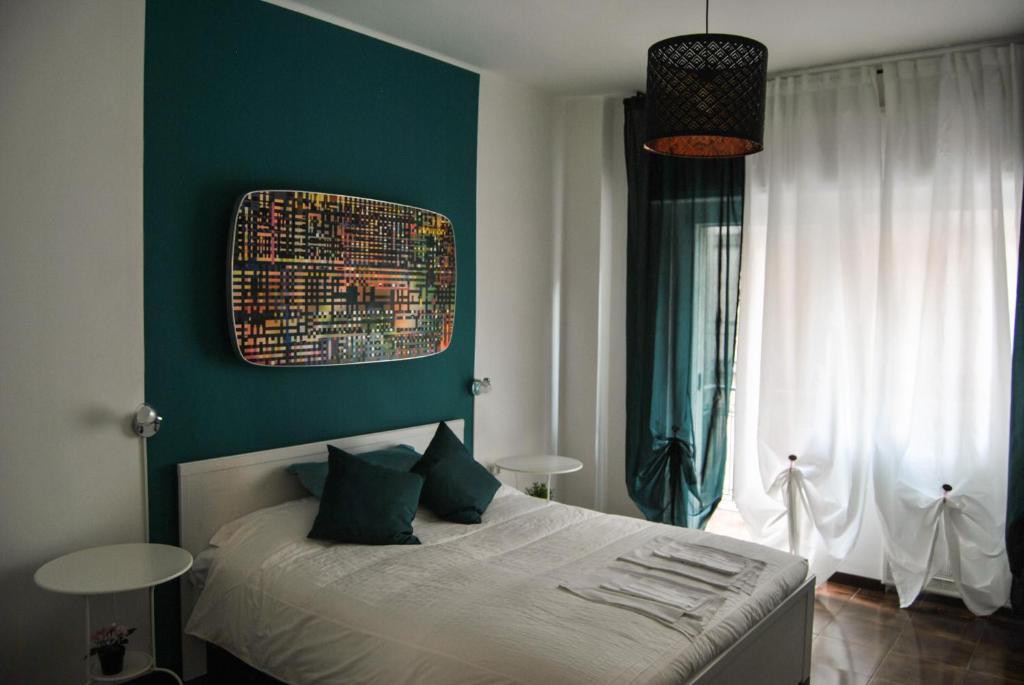 1 dormitorio con cama y pared verde en B&B Piccinni 191, en Bari