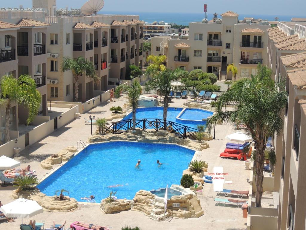 einen Luftblick auf einen Pool in einem Resort in der Unterkunft Royal Seacrest in Paphos City