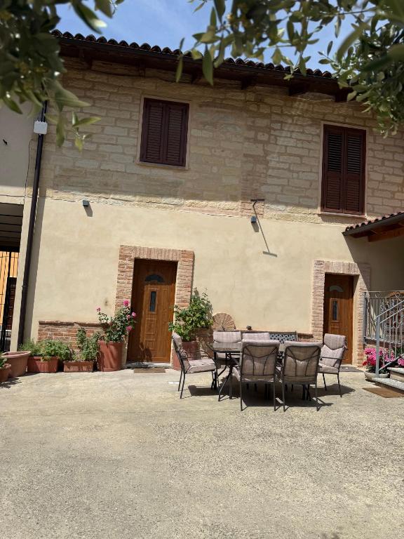 a table and chairs in front of a building at Casa di Nina in Grazzano Badoglio