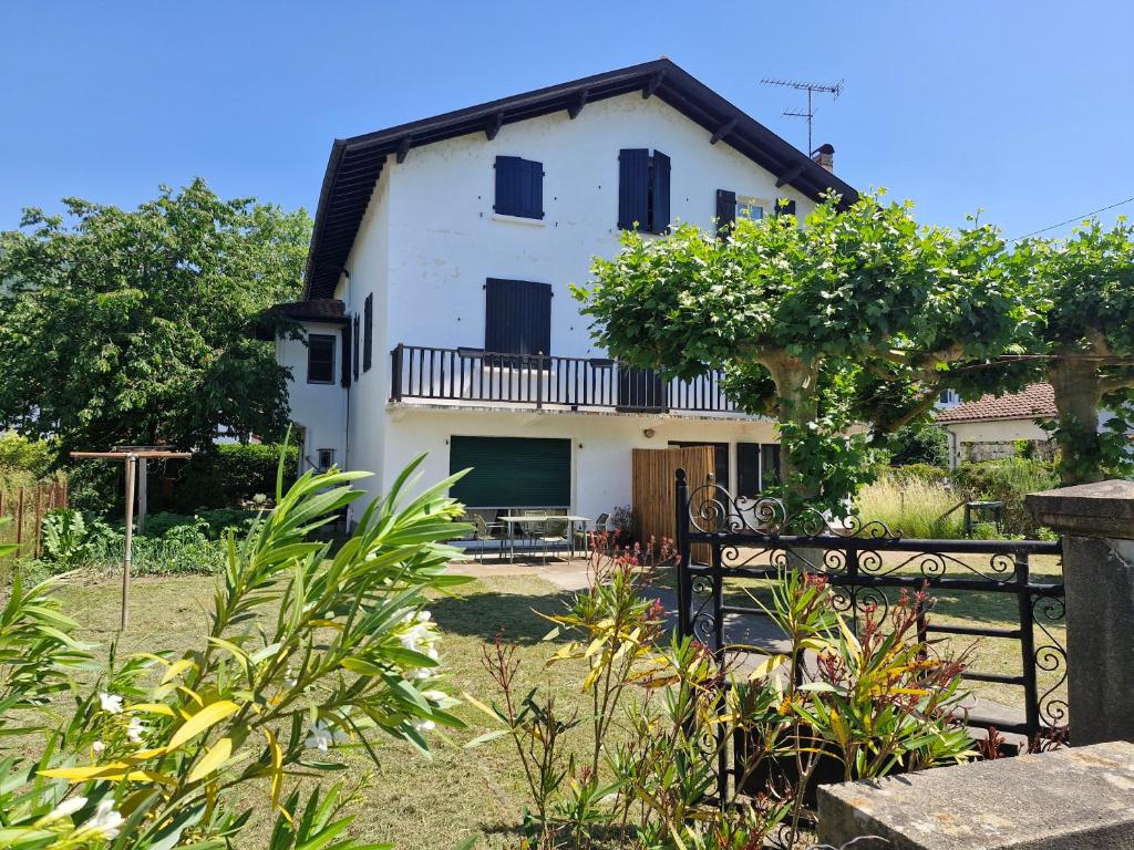 an external view of a house with a fence at Zalicarté in Saint-Jean-Pied-de-Port