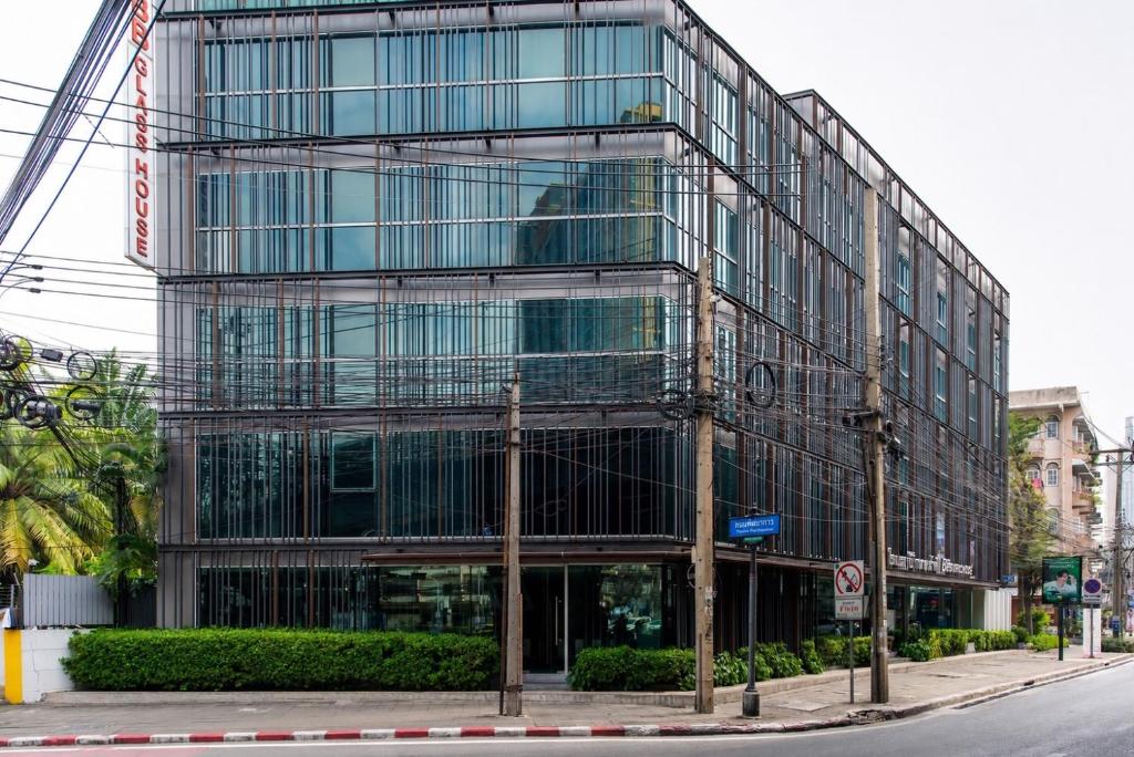 a tall glass building on a city street at BB Glass House Pattanakrn บีบี กลาสเฮ้าส์ พัฒนาการ in Bangkok