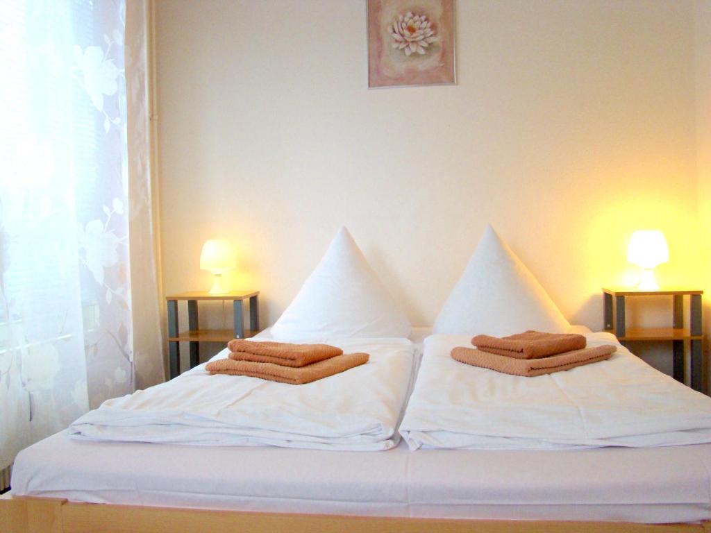 Postel nebo postele na pokoji v ubytování BNB near Brandenburg Gate - Rooms & Apartments