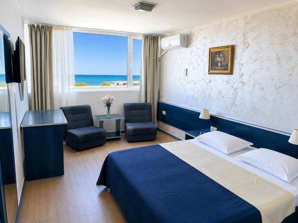 a hotel room with a bed and a view of the ocean at Hotel Venus in Venus
