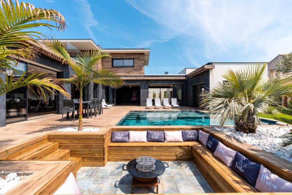 an image of a house with a swimming pool at Villa Signature Luxury & Exclusive seaside getaway in Le Grau-dʼAgde