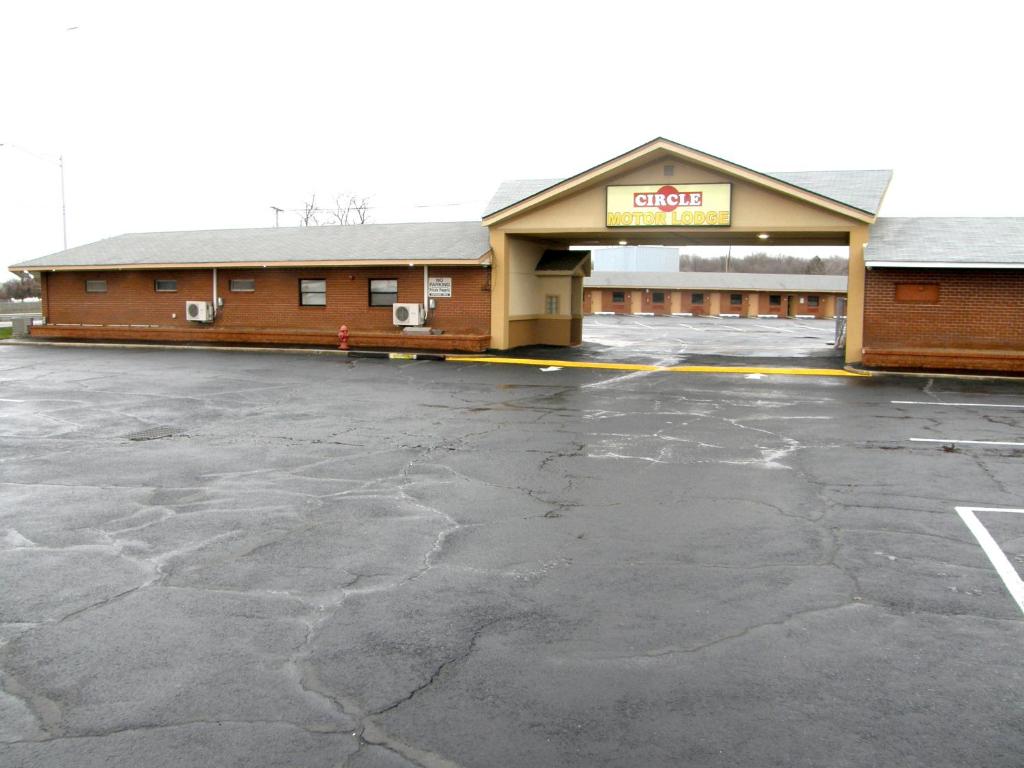 an empty parking lot in front of a building at Circle Motor Lodge in South Amboy
