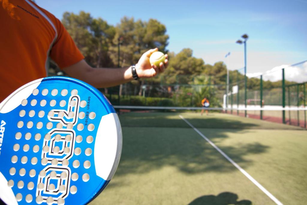 Tennis and/or squash facilities at Camping Estival Torre de la Mora or nearby