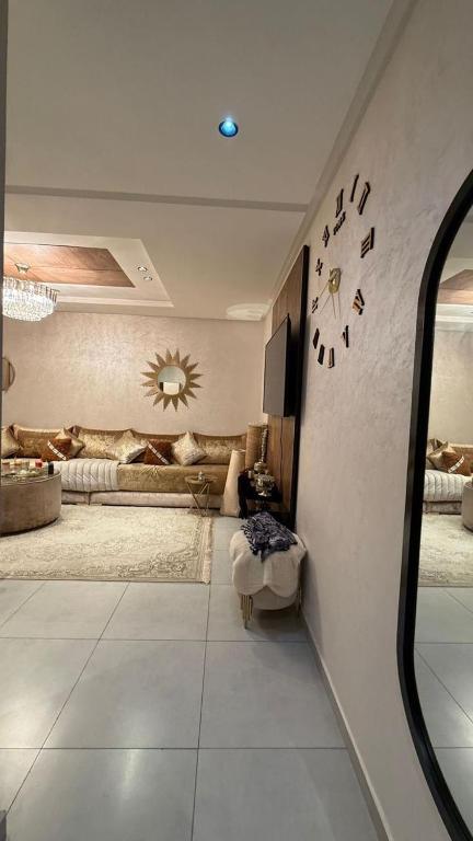 a living room with a couch and a table at Appartement herrati in Kenitra