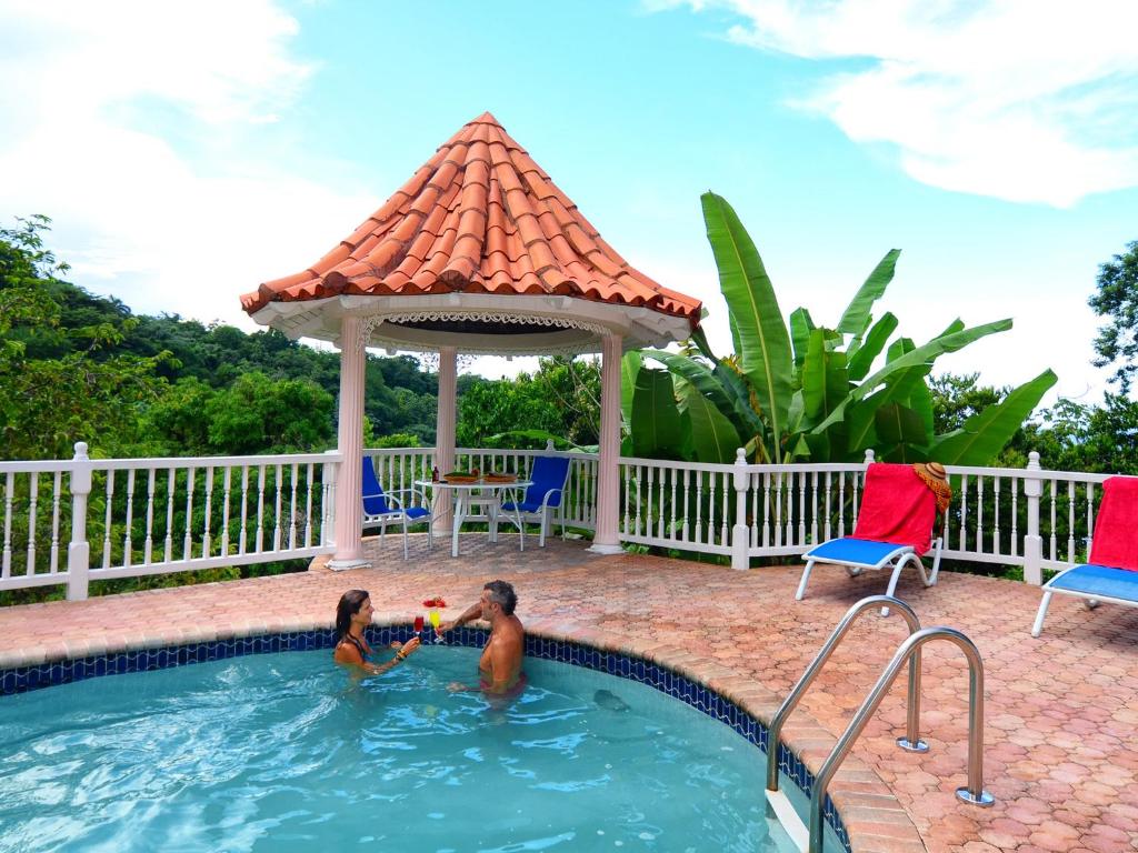 Piscina di Tropical Lagoon Resort o nelle vicinanze