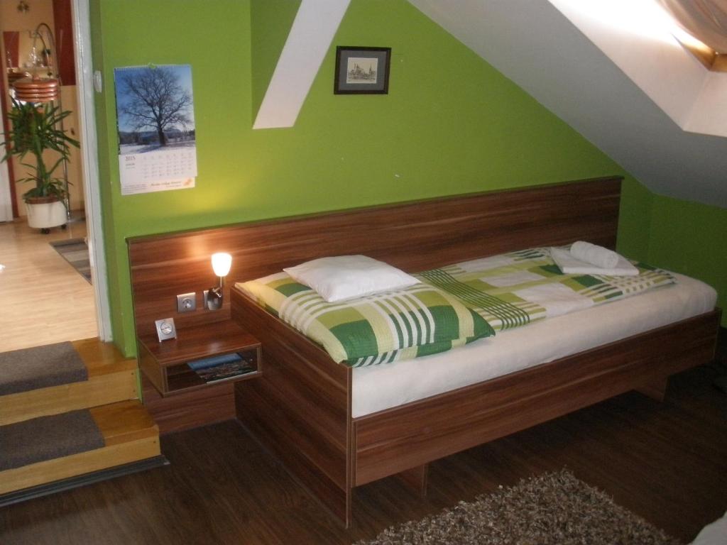 Posteľ alebo postele v izbe v ubytovaní Sopron Eszter Apartman