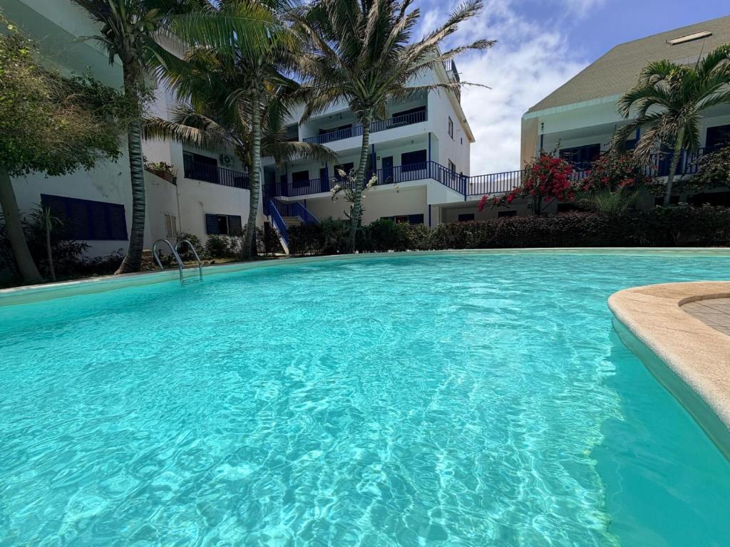 a large swimming pool in front of a building at Top Leme Bedje in Santa Maria