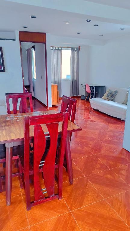 a room with a wooden table and red chairs at Estadio GNP and Airport AICM in Mexico City