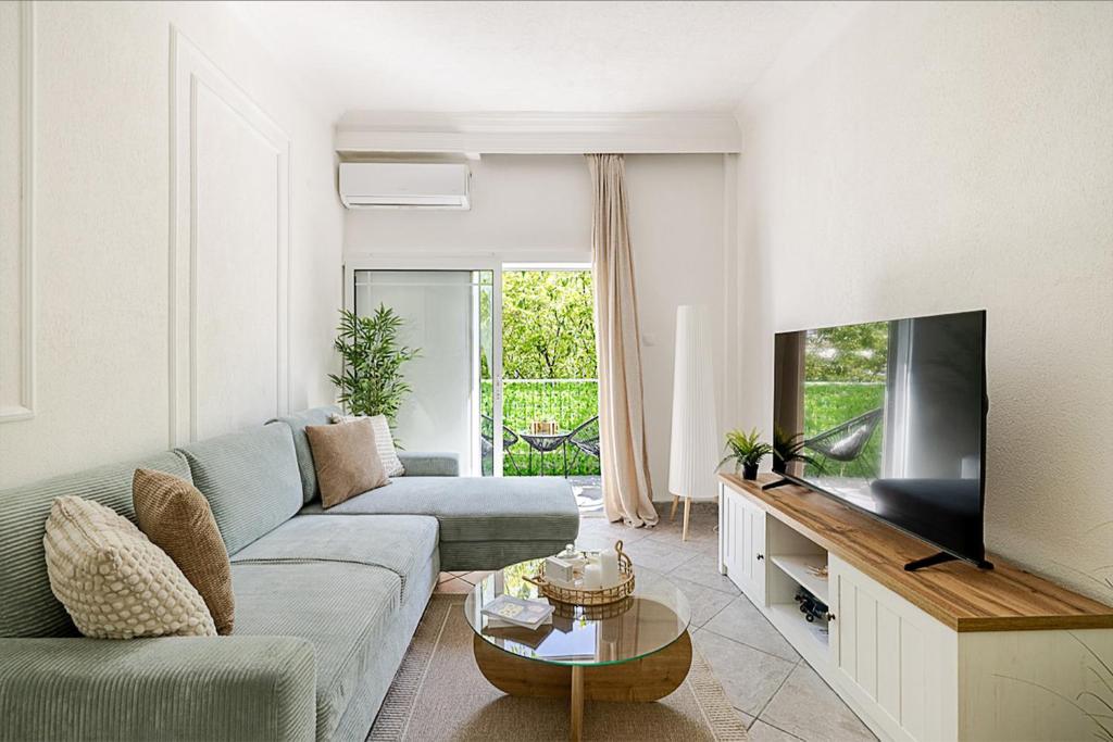 Stylish Apartment Near Seafront and Metro with Balcony