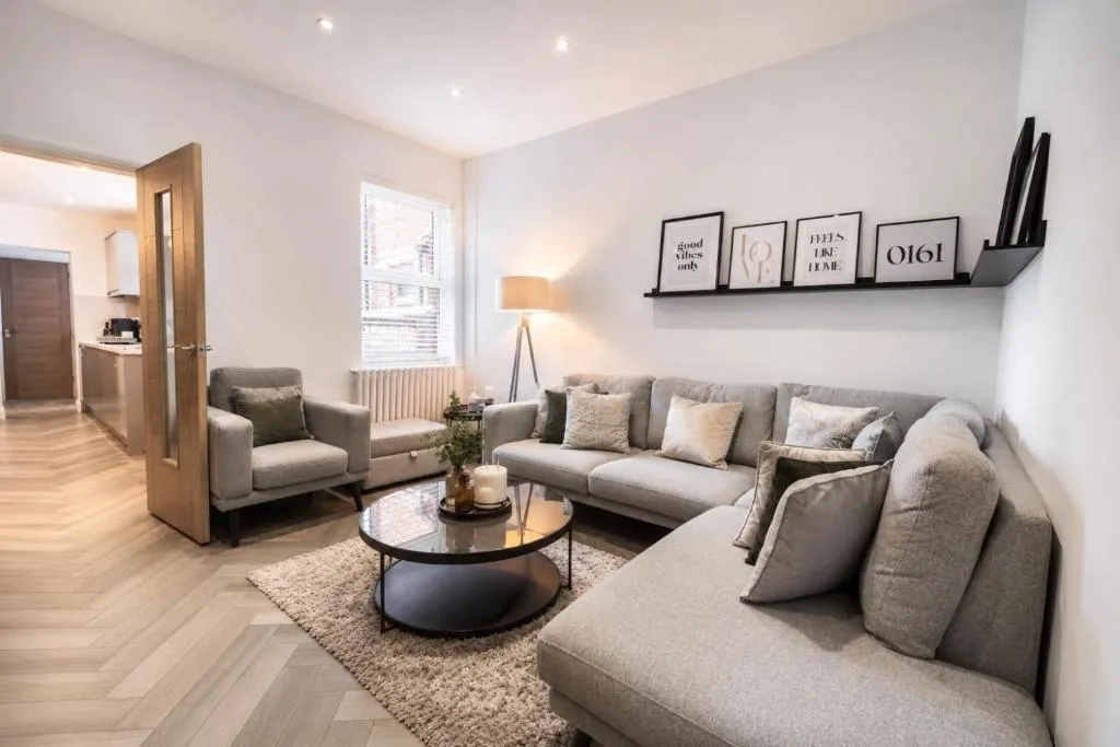 The Manchester Haven Sleeps 10 Near City Centre Breakfast hamper included