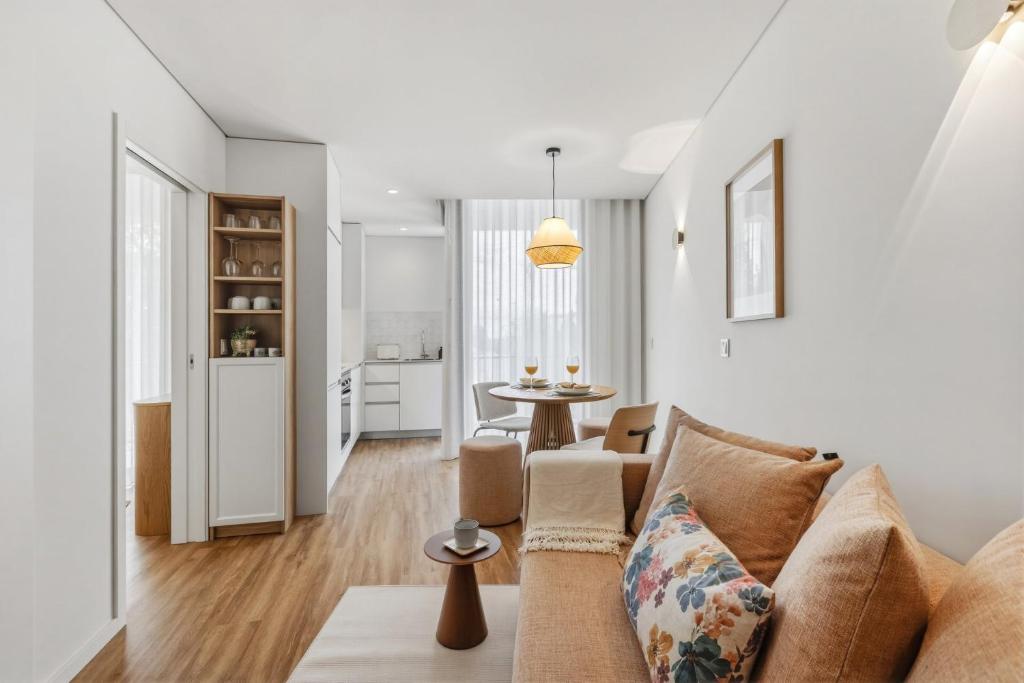 Porto Palette | 1BR with Balconies, AC & Parking