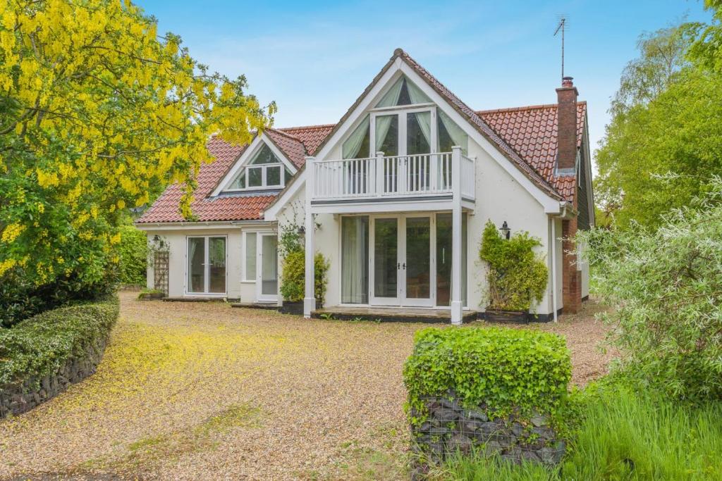 an exterior view of a house with a yard at 3 Bed in Ufford oc-sfmea in Ufford