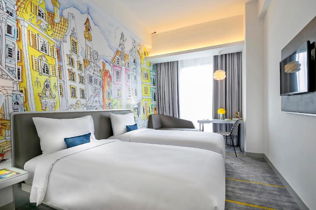 Postel nebo postele na pokoji v ubytování YELLO Hotel Harmoni